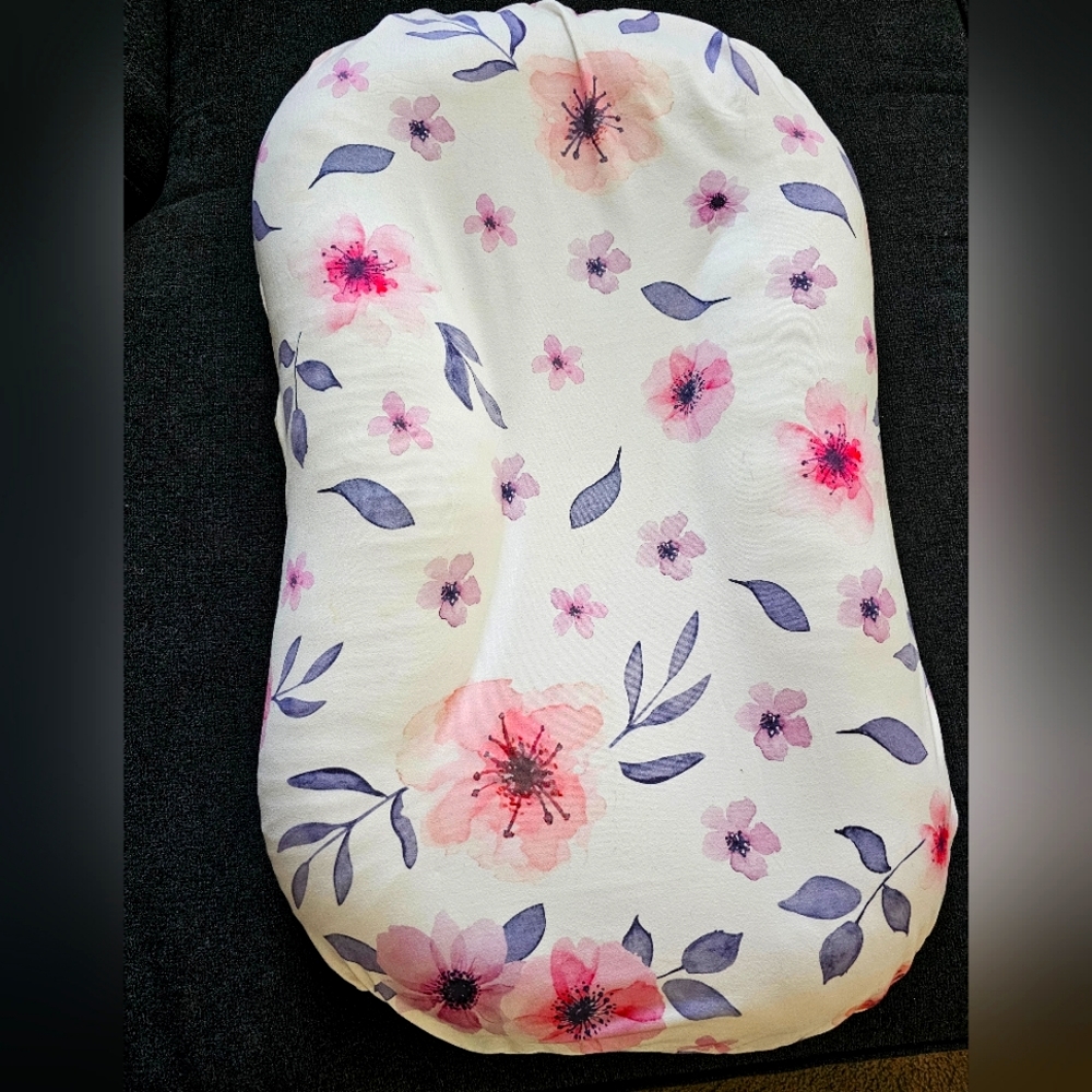 Snuggle Me Organic 0-9 lounger with floral case.
